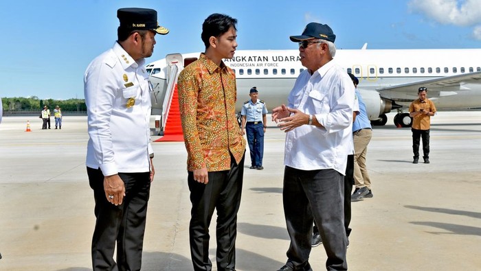 Wapres Gibran kunjungi IKN, pastikan infrastruktur siap tepat waktu.Kunjungan tegaskan komitmen pemerintah bangun IKN sesuai standar.