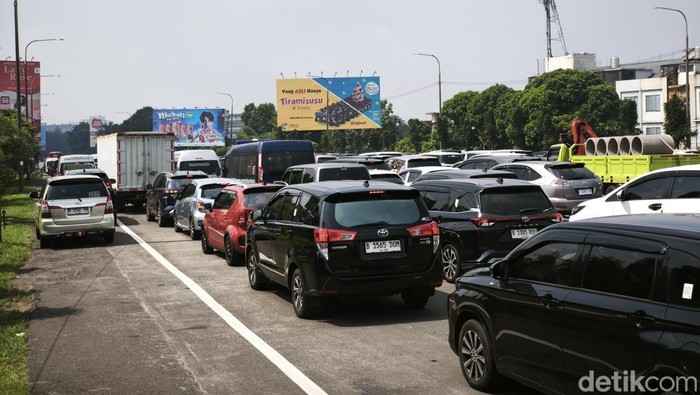 Gerbang Tol Pasteur Mulai Dipadati Kendaraan Wisatawan, Kamis (29/5/2025).