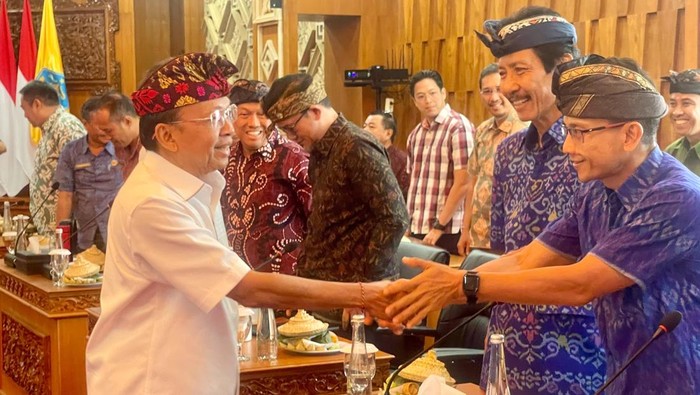 Gubernur Bali Wayan Koster saat rapat dengan produsen AMDK se-Bali di Rumah Jabatan Gubernur Bali, Jayasabha, Denpasar, Kamis (29/5/2025). (Dok. Humas Pemprov Bali