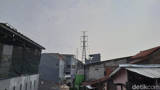 Hujan turun saat langit cerah di Tanjung Priok, Jakarta Utara