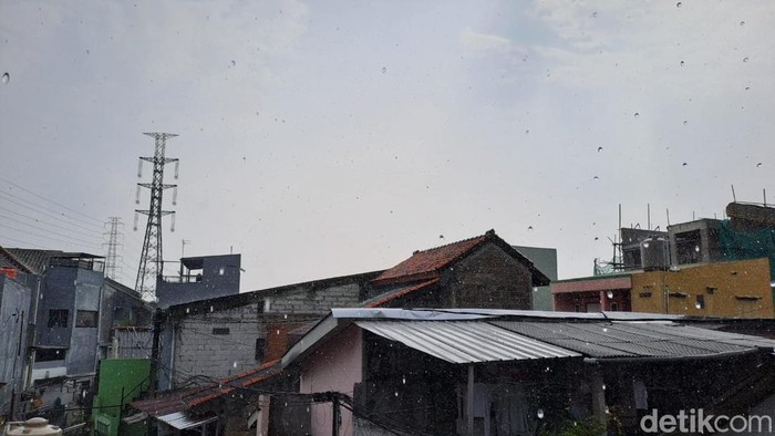 Hujan turun saat langit cerah di Tanjung Priok, Jakarta Utara
