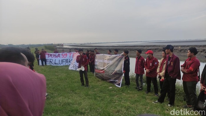 Ikatan Mahasiswa Muhammadiyah (IMM) menggelar aksi refleksi Lumpur Lapindo di tanggul titik 21.