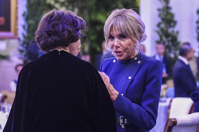 Gaun berpotongan lurus dan ramping dengan struktur leher tinggi, dihiasi deretan kancing emas. Detail ini memberi sentuhan kemiliteran yang tegas, tapi di sisi lain juga menyiratkan keanggunan. Untuk kesan lebih formal, Brigitte menata rambutnya dengan sanggul sederhana. Foto: ANTARA FOTO/GALIH PRADIPTA