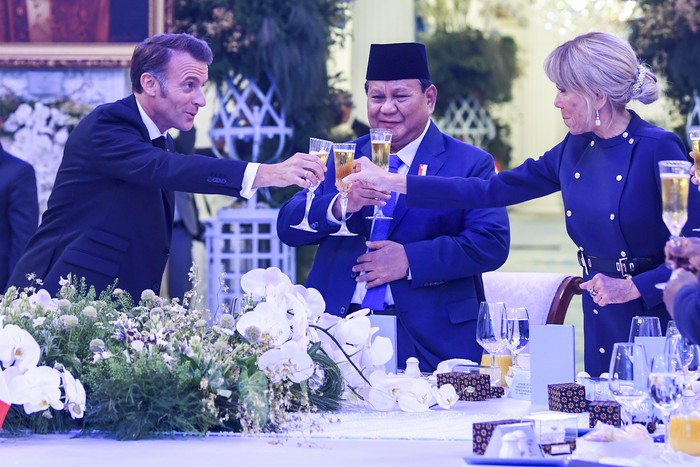 Presiden Prabowo Subianto (tengah) bersama Presiden Prancis Emmanuel Macron (kiri) dan istri Brigitte Macron (kanan) saat jamuan makan malam di Istana Negara, Jakarta, Rabu (28/5/2025). ANTARA FOTO/Galih Pradipta/rwa.