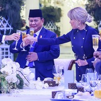 Dalam jamuan makan malam kenegaraan di Istana Negara, wanita 72 tahun ini mengenakan gaun panjang ungu tua bernuansa imperial, yang memadukan kesederhanaan garis desain dengan detail militeristik. Foto: ANTARA FOTO/GALIH PRADIPTA