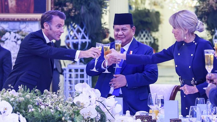 Presiden Prabowo Subianto (tengah) bersama Presiden Prancis Emmanuel Macron (kiri) dan istri Brigitte Macron (kanan) saat jamuan makan malam di Istana Negara, Jakarta, Rabu (28/5/2025). ANTARA FOTO/Galih Pradipta/rwa.