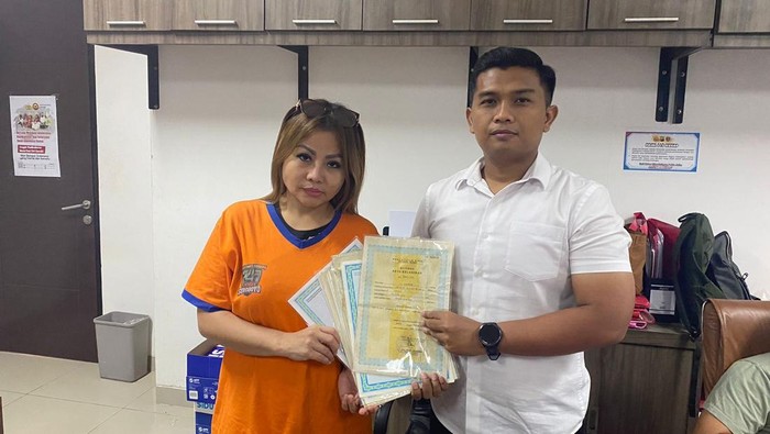 Jan Hwa Diana menyerahkan dokumen eks karyawan ke penyidik Polda Jatim