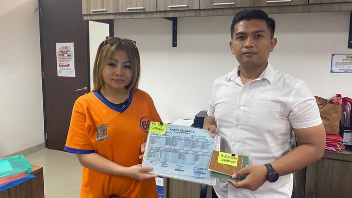 Jan Hwa Diana menyerahkan dokumen eks karyawan ke penyidik Polda Jatim