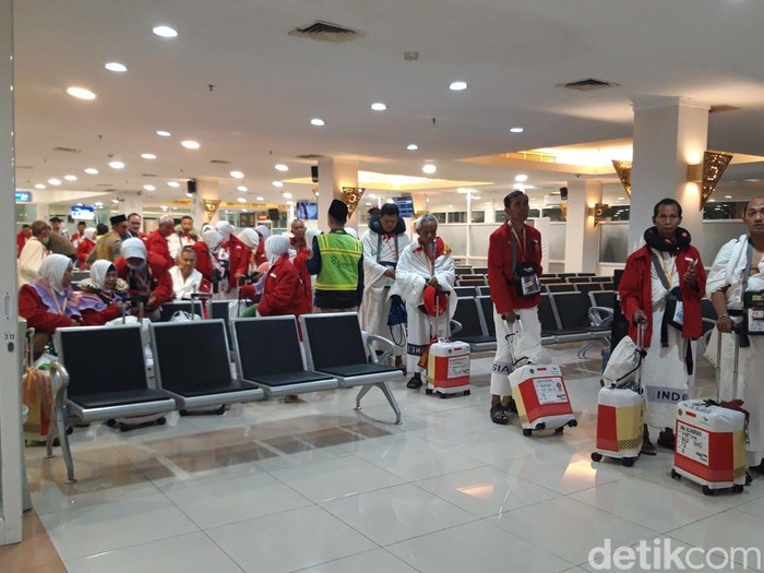 Jemaah calon haji Embarkasi Solo saat antre masuk ke Makkah Route di Bandara Adi Soemarmo, Boyolali.