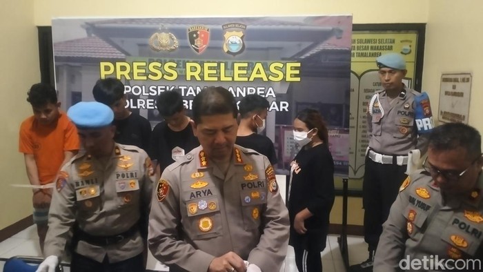 Kapolrestabes Makassar Kombes Arya Perdana merilis penangkapan dalam kasus penyerangan menggunakan busur panah.