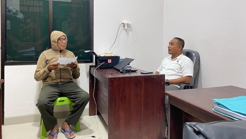 Kasat Reskrim Polres Sabu Raijua, Iptu Deflorentus M Wee, saat memeriksa guru SD bernama Benyamin Edison Koro Dimu yang kini ditetapkan sebagai tersangka pencabulan siswa. (Foto: Dok. Istimewa)
