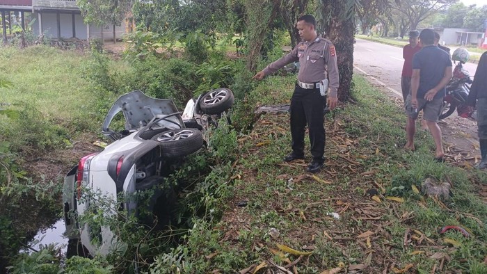 Kecelakaan tunggal mobil Toyota Rush ditemukan di parit Jalan Poros Pangkep-Barru dalam kondisi ringsek.