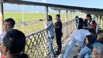 Ramai-ramai Pantau Presiden Macron dari Gardu Pandang Bandara YIA