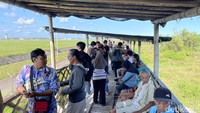 Gardu pandang bernama Garpan yang terletak persis di pinggir pagar pembatas sisi selatan YIA mendadak ramai oleh pengunjung yang ingin menyaksikan momen bersejarah tersebut. Tua muda berkumpul jadi satu berdesak-desakan di bangunan yang terbuat dari bambu tersebut.