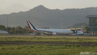 Pantauan detikJogja di YIA, rombongan Macron tiba di YIA pukul 10.30 WIB. Rombongan Macron tiba di YIA dengan dengan dua pesawat, yakni Boeing 999, dan pesawat jet.