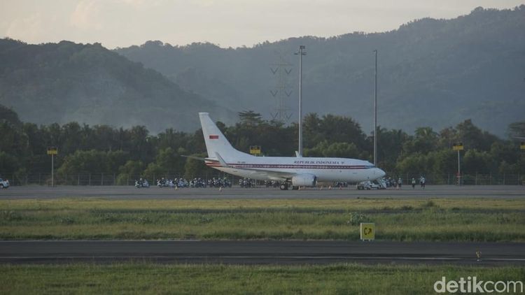 Ramai-ramai Pantau Presiden Macron dari Gardu Pandang Bandara YIA