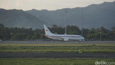 Ramai-ramai Pantau Presiden Macron dari Gardu Pandang Bandara YIA