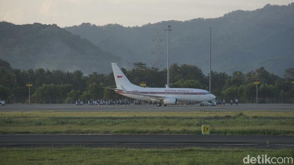 Ramai-ramai Pantau Presiden Macron dari Gardu Pandang Bandara YIA