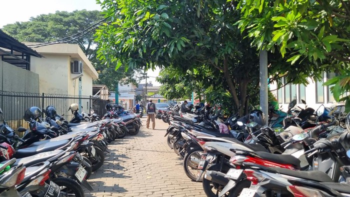 Kondisi area parkir RSUD Tangerang Selatan yang kini tak lagi dikuasai ormas Pemuda Pancasila (PP). (Taufiq/detikcom)