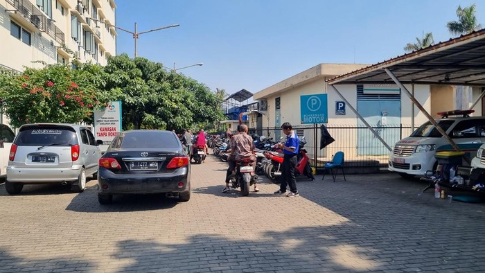 Kondisi area parkir RSUD Tangerang Selatan yang kini tak lagi dikuasai ormas Pemuda Pancasila (PP). (Taufiq/detikcom)