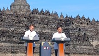 Mereka sempat naik ke Candi Borobudur. Setelah itu, mereka menyampaikan joint statement di podium dengan latar Candi Borobudur/Foto: Eva Savitri/detikcom