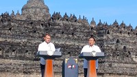 Mereka sempat naik ke Candi Borobudur. Setelah itu, mereka menyampaikan joint statement di podium dengan latar Candi Borobudur. (Eva Savitri/detikcom)