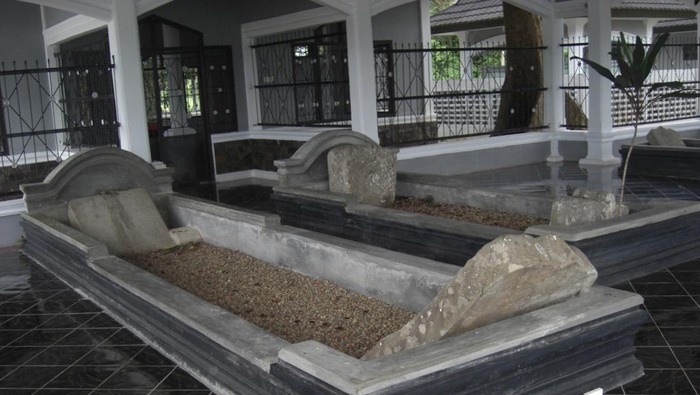 Makam Orang Kayo Hitam berada di Situs Makam Orang Kayo Hitam, Tanjung Jabung Timur.