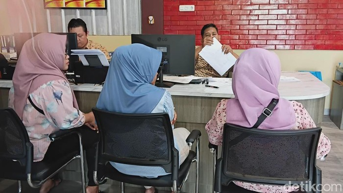 Marita (47) lapor polisi usai kecopetan di Pasar 16 Ilir Palembang, 2 Hp anaknya raib.