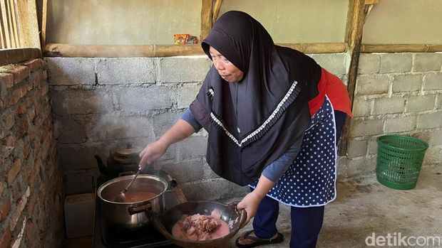 Mei Widiastuti (46) saat memasak gudeg bonggol gedhang, Kamis (29/5/2025).