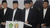 Suasana pelepasan rombongan Amirul Hajj di halaman Gedung Kementerian Agama, Lapangan Banteng, Jakarta Pusat, jelang keberangkatan ke Mekkah.