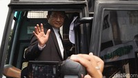 Menteri Agama Nasaruddin Umar memberikan salam perpisahan sebelum bertolak ke Tanah Suci memimpin rombongan Amirul Hajj, Kamis (29/5/2025).