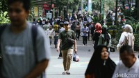 Warga berwisata di Taman Margasatwa Ragunan, Jakarta, Kamis (29/5/2025).