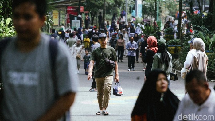 Periode libur panjang dimulai hari ini hingga Minggu (1/6). Momen libur panjang dimanfaatkan sebagian warga wisata ke Taman Margasatwa Ragunan, Jakarta.
