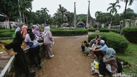  Pengunjung lainnya, Ridho (25), berlibur ke Ragunan bersama dua temannya. Dia juga mencari tempat bernuansa alam, sehingga memutuskan berlibur ke Ragunan.