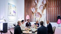 Dalam kunjungan ke Museum Nasional itu, Widiyanti dan Brigitte disambut dengan didesain dengan sentuhan elegan dan bernilai seni tinggi (haute couture). Sekaligus, menandai kunjungan dalam rangka merayakan 75 tahun hubungan diplomasi Indonesia dan Prancis.  (dok. Birkom Kemenpar)
