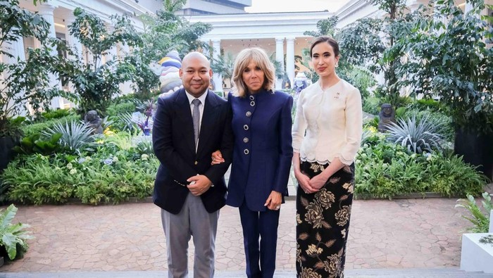 Menpar Widiyanti Putri Wardhana bersama ibu negara Prancis Brigette Marcon