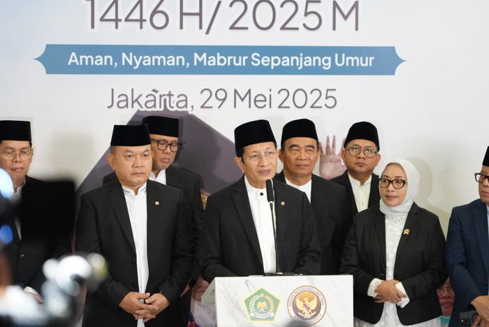 Menteri Agama Nasaruddin Umar (tengah) saat mengumumkan jajaran Amirul Hajj 1446 H/2025 M di Kantor Kementerian Agama, Jakarta Pusat, Kamis (29/5/2025).