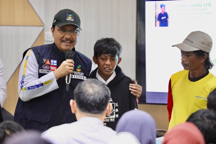 Menteri Sosial, Saifullah Yusuf (Gus Ipul) mengunjungi calon lokasi Sekolah Rakyat (SR) di Wisma Atlet Stadion Si Jalak Harupat, Kabupaten Bandung, Jawa Barat, Kamis (29/5/2025).