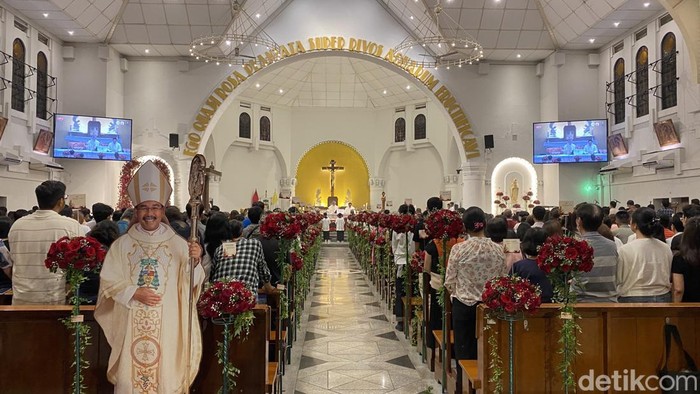 Misa kenaikan Yesus Kristus di Gereja Katedral Semarang, Kecamatan Semarang Selatan, dihiasi 13 ribu bunga mawar, Kamis (29/5/2025).