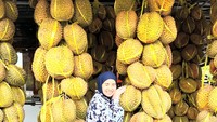 Berpose bareng tumpukan durian, ibu dua anak ini memamerkan ekspresi senang. Kira-kira Tya borong berapa durian ya? Foto: Instagram tya_ariestya