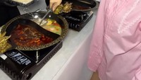 Kerap berbagi dengan orang-orang sekitar, Tya pernah mengadakan buka bersama bersama karyawannya. Menu yang dipilih kali ini berupa hot pot. Foto: Instagram tya_ariestya