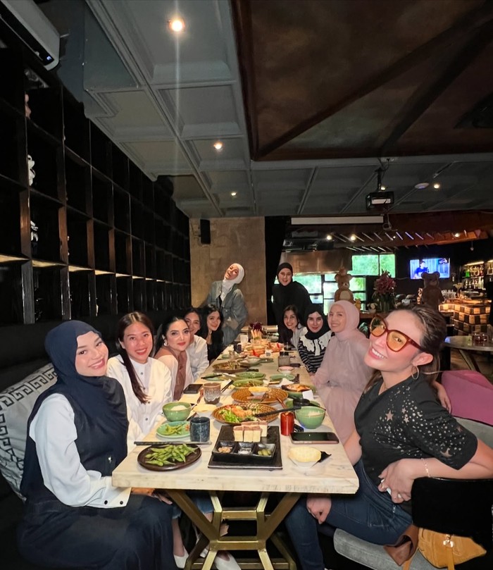 Momen kuliner Tya Ariestya