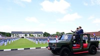 Mobil Maung itu mengelilingi pasukan yang berbaris di lapangan Pancasila. Prabowo sesekali tampak menunjuk ke arah taruna yang berbaris. (Dok Setpres)