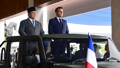 Potret Prabowo-Macron Naik Maung di Akmil Magelang