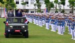 Potret Prabowo-Macron Naik Maung di Akmil Magelang
