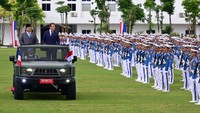 Mobil itu terus berkeliling untuk melakukan inspeksi pasukan. Proses tersebut terlihat khidmat sampai keduanya kembali ke Graha Utama Akmil. Upacara penyambutan pun ditutup. (Dok Setpres)