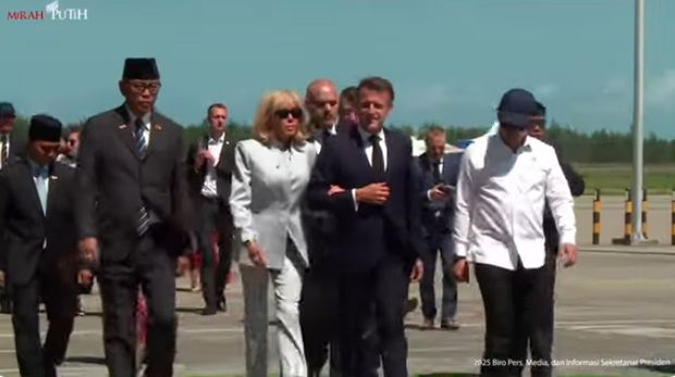 Momen Macron tiba di YIA, Kulon Progo, Kamis (29/5/2025). Macron dan Prabowo sempat naik maung bareng saat menuju ke helikopter.