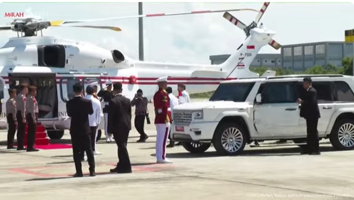 Momen Macron tiba di YIA, Kulon Progo, Kamis (29/5/2025). Macron dan Prabowo sempat naik maung bareng saat menuju ke helikopter.