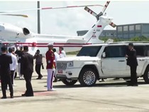 Momen Macron dan Prabowo Naik Maung ke Landasan Helikopter YIA