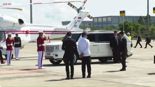 Momen Macron tiba di YIA, Kulon Progo, Kamis (29/5/2025). Macron dan Prabowo sempat naik maung bareng saat menuju ke helikopter.
